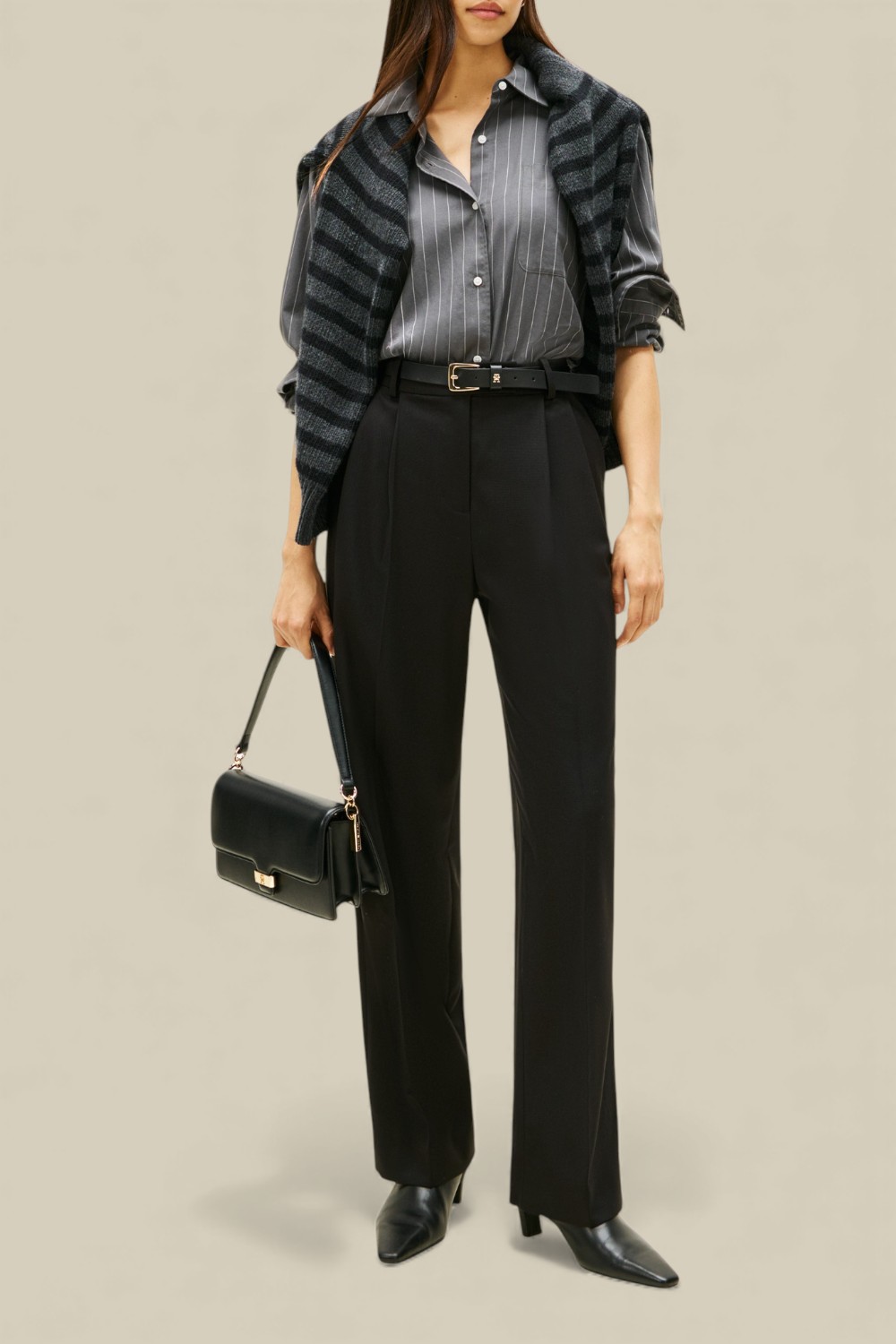 תמונת כל הלוק של חולצת כפתורים אוברסייז